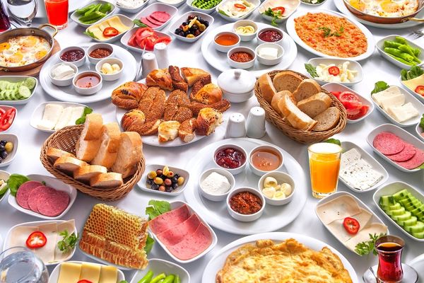 Doğayla iç içe hazırlanmış kahvaltı masası